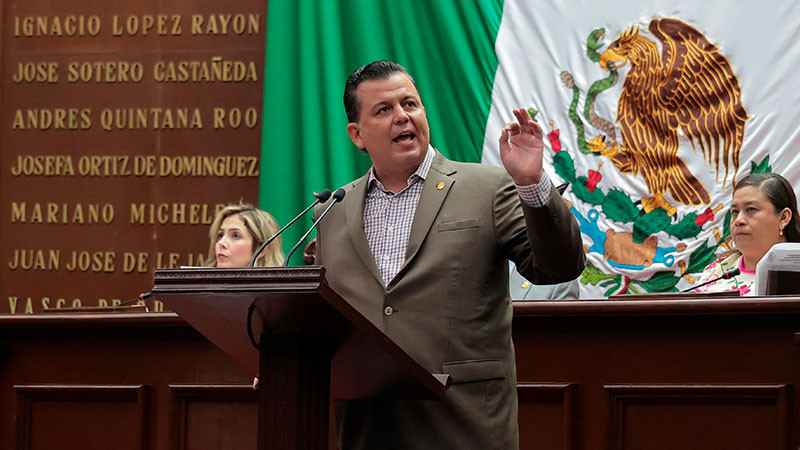 Propone Memo Valencia renovar placas cada diez años en Michoacán 