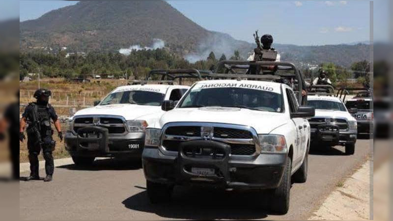 Grupos armados se enfrentan a tiros y dronazos en carretera de Zitácuaro, Michoacán: Hay un muerto y camionetas aseguradas 