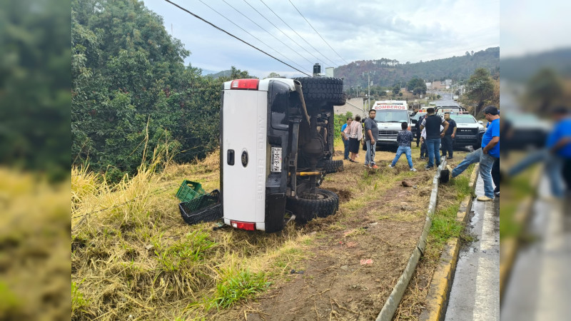 Volcadura en Zitácuaro, Michoacán deja daños materiales