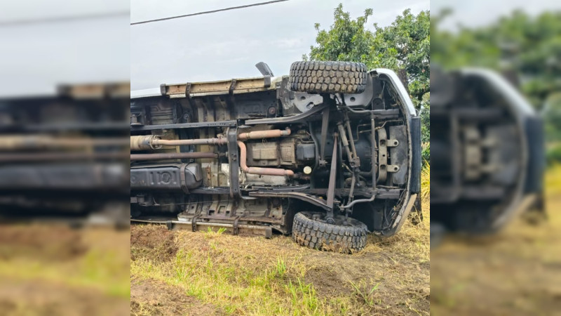 Volcadura en Zitácuaro, Michoacán deja daños materiales