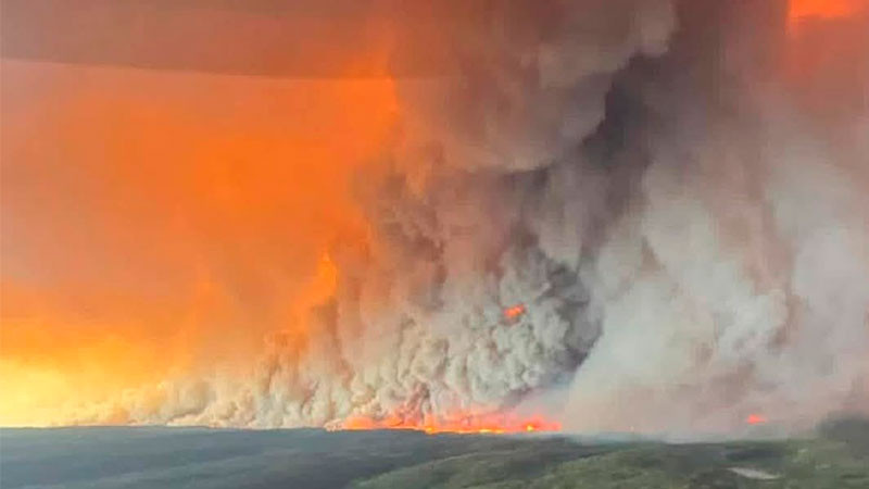 Evacúan a más de 17 mil personas por incendio en la provincia de Manitoba en Canadá 