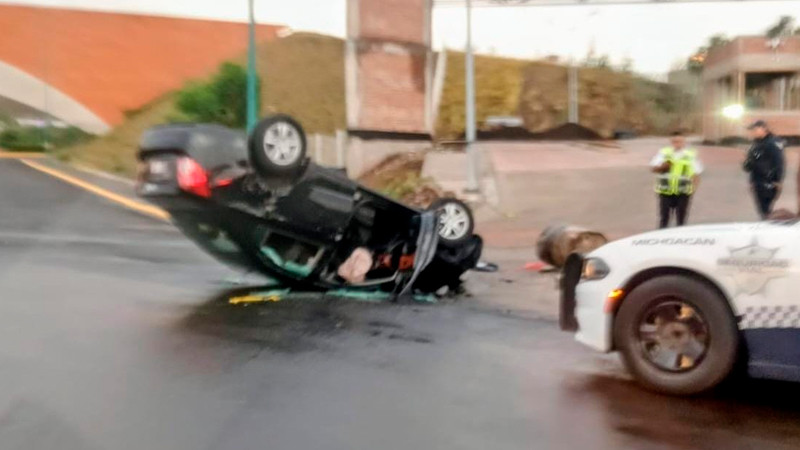 Vuelca vehículo en Morelia, Michoacán; solo hubo daños materiales  