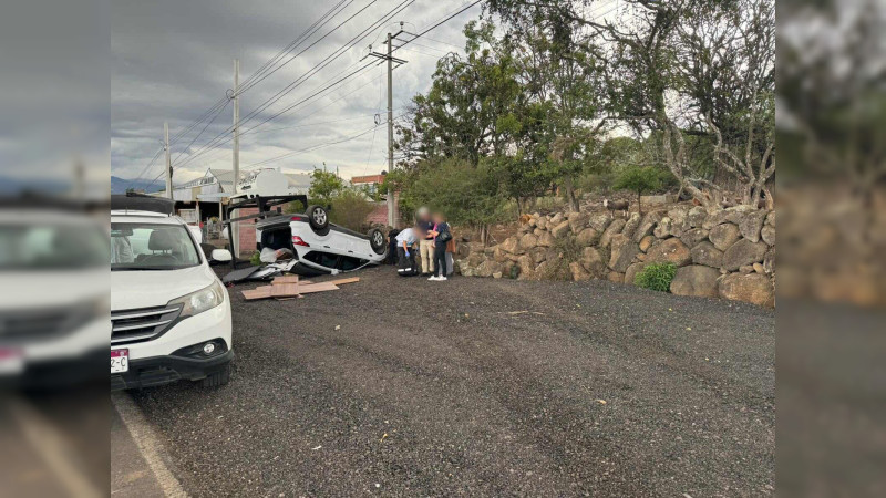 Vuelca vehículo en la Morelia-Pátzcuaro; hay tres lesionados, entre ellos un bebé