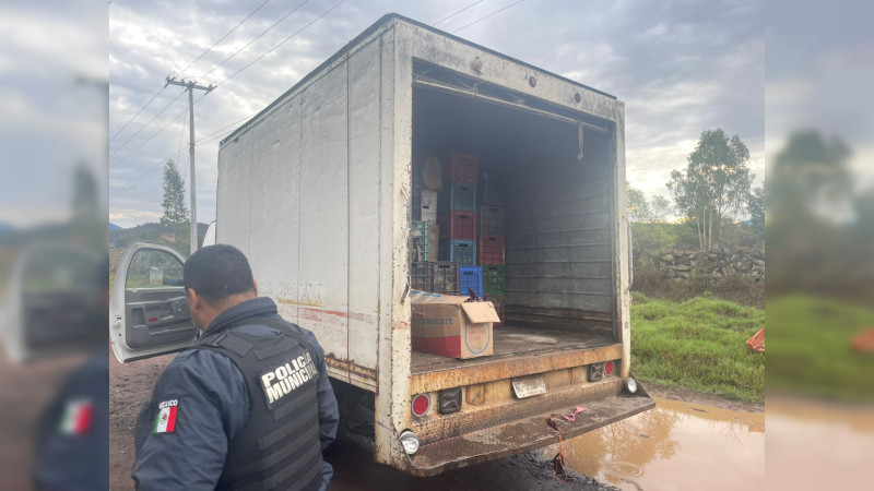 Elementos de la Guardia Civil recuperan camioneta robada en Pátzcuaro, Michoacán 