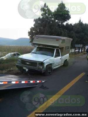 Chocan dos vehículos en Purépero, Michoacán, hay dos heridos; el responsable huyó - Foto 2 