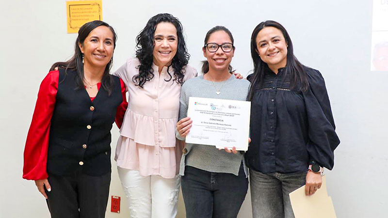 Entregan DIF Querétaro y UTEQ reconocimientos a emprendedoras de Casa de la Mujer 