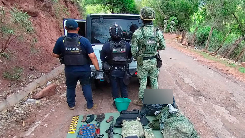 En Tuzantla, Michoacán asegura BOI vehículo con narcótico, armas y equipo táctico 