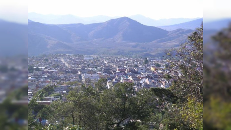 Alertan por retén carretero del crimen al sur de Zitácuaro, Michoacán, deteniendo conductores: “Policías los vieron, platicaron y se regresaron”, denuncian 