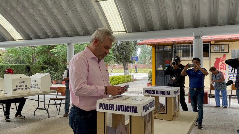 En menos de 10 minutos, Bedolla emitió su voto al Poder Judicial 