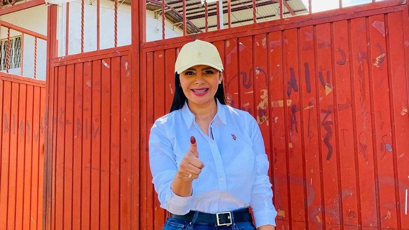 Araceli Saucedo emite su voto y destaca momento histórico para México 