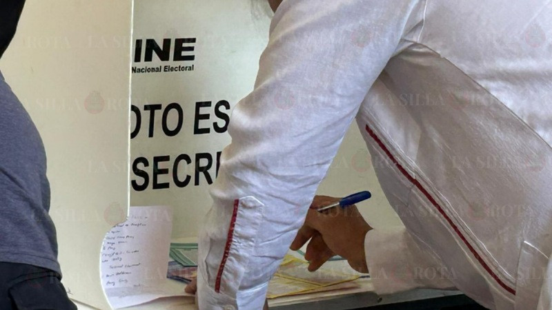 En elección judicial, hasta AMLO votó con acordeón 