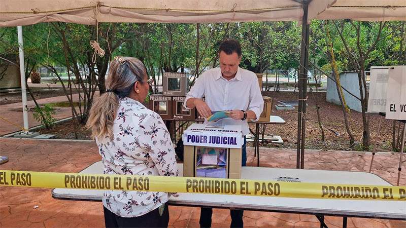 Acude el gobernador de Querétaro a votar; eligió a los candidatos que creyó eran la mejor opción 