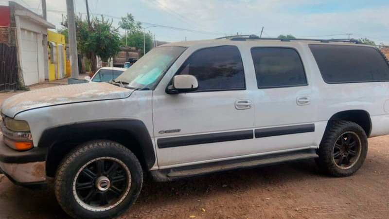 Aseguran vehículos con blindaje artesanal y armas en Culiacán 