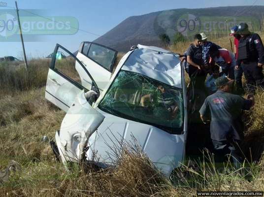 Adolescentes vuelcan en Puruándiro, Michoacán; hay tres heridos 
