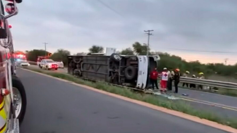 Al menos 11 personas pierden la vida en volcadura de autobús en Nuevo León 