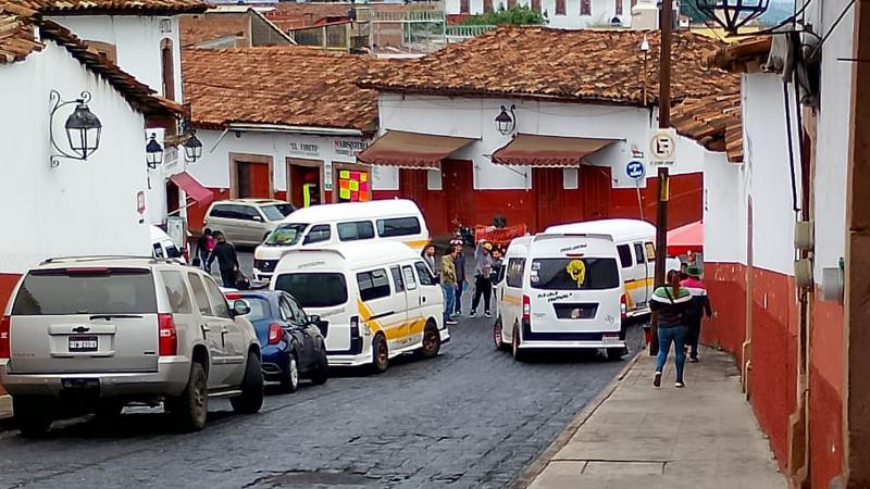 Transportistas bloquean accesos a Pátzcuaro en protesta por compañero desaparecido 