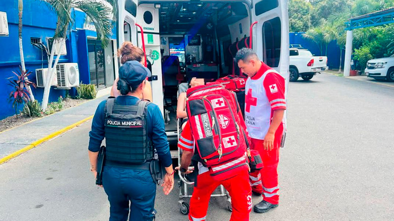 Rescatan a turista estadounidense de ahogarse en Lázaro Cárdenas, Michoacán 