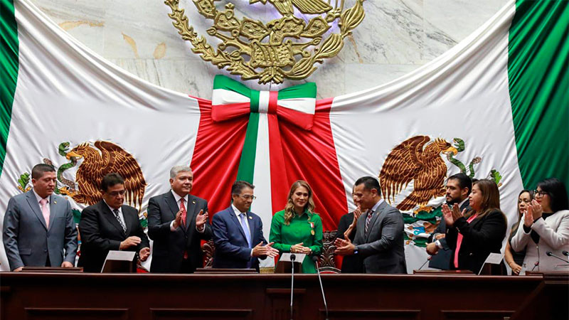 Congreso de Michoacán impone Condecoración Melchor Ocampo al Colegio de Notarios del Estado 