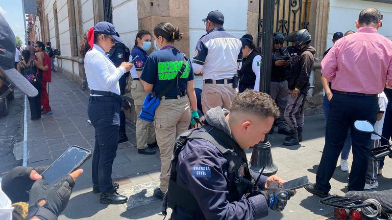 Sujeto perteneciente al FNLS golpea a un motociclista en Morelia, Michoacán 