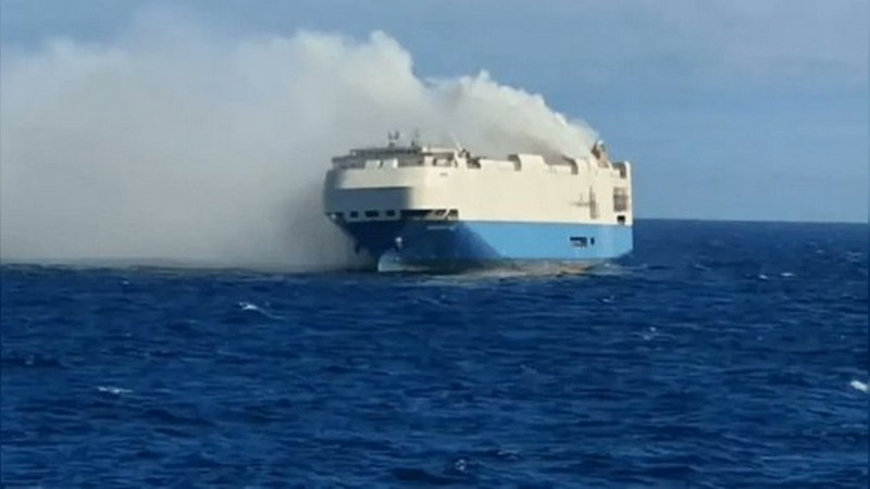 Buque que transportaba 3 mil vehículos de China a México se incendia en costa de Alaska 