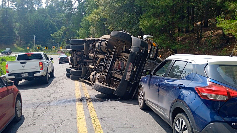 Vuelca tráiler en la carretera Zitácuaro-Toluca; solo hubo daños materiales 