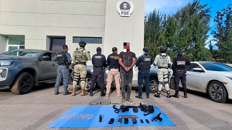 En Álvaro Obregón, Michoacán: Detienen a un sujeto, aseguran tres vehículos y armamento 