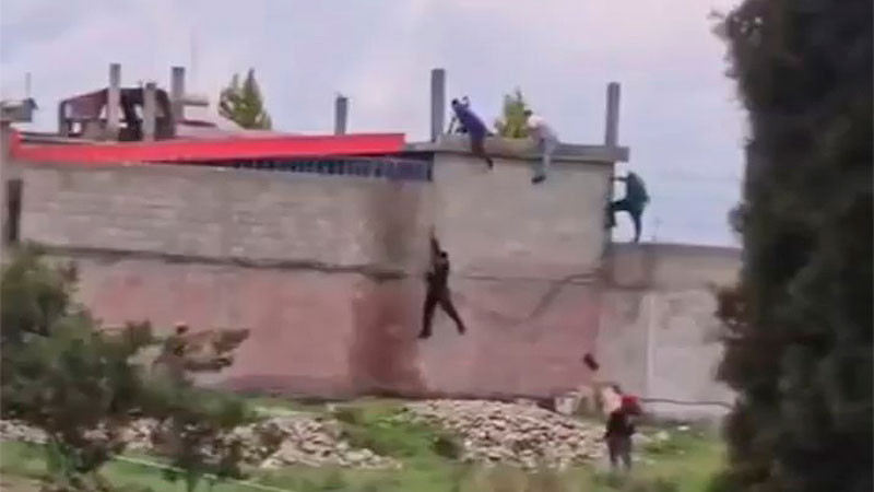 Huye grupo de jóvenes de un anexo en Tlaxcala; quedó grabado en video 