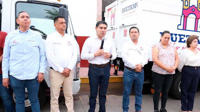 Entrega Pablo Varona dos camiones recolectores nuevos en Huetamo 