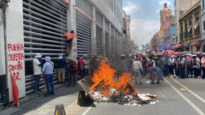 Presuntos miembros de la CETEG incendian edificio de la SNTE en la Ciudad de México 