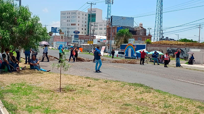 Vecinos de El Rehilete bloquean vialidad en Celaya; exigen atención para más de 800 afectados por viviendas dañadas 