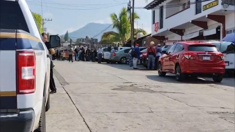 Trabajadores municipales de Tacámbaro esperan entrega del cuerpo del alcalde  
