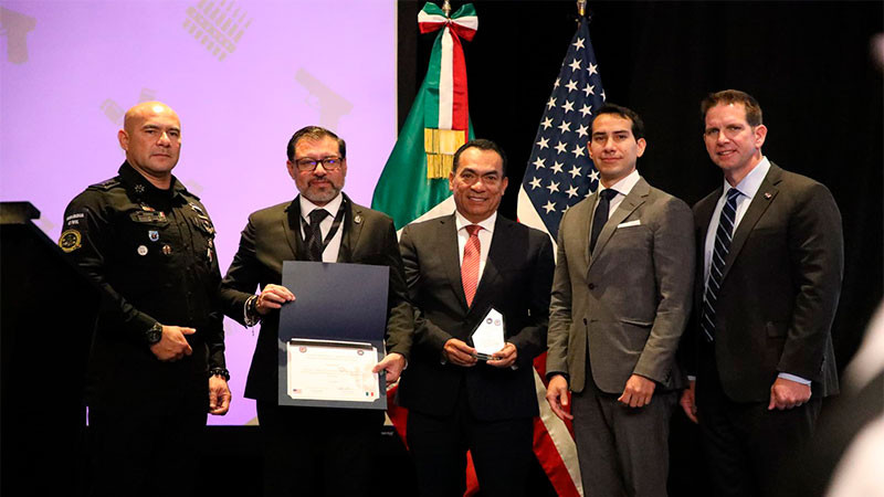 Autoridades internacionales entregan reconocimiento por combate al uso ilegal de explosivos y armas de fuego a la SSP y FGE de Michoacán  