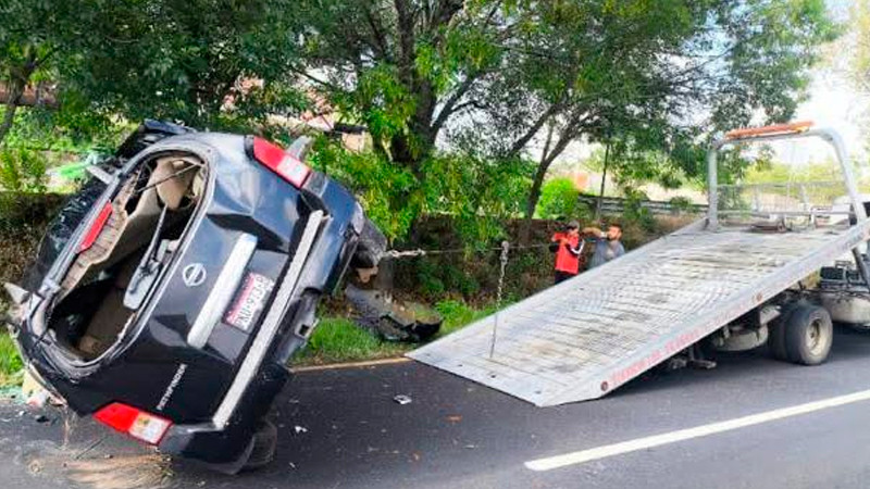Se registra accidente vial y volcadura en la Morelia-Pátzcuaro 