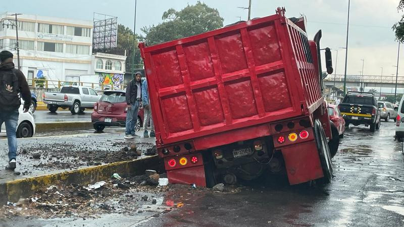 Camión de volteo cae en socavón tras intensas lluvias en Morelia, Michoacán 