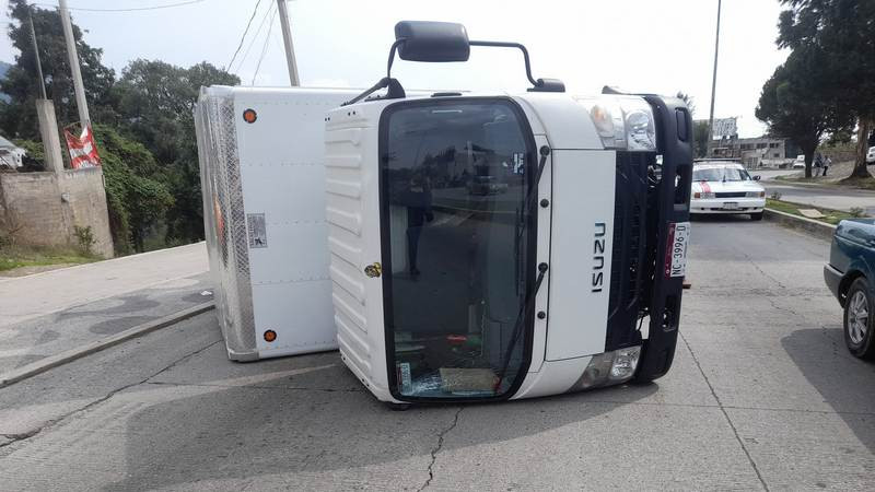 Volcadura de camión deja 2 lesionados en carretera Zitácuaro-Toluca 