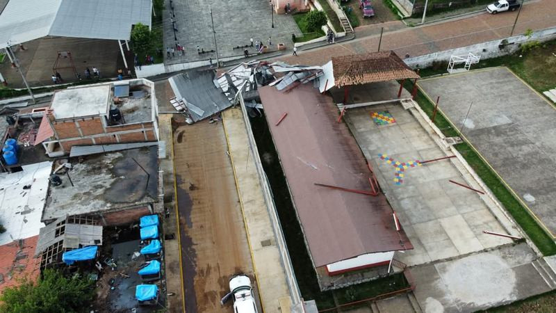Autoridades estatales y municipales atienden afectaciones por tornado en Salvador Escalante, Michoacán 