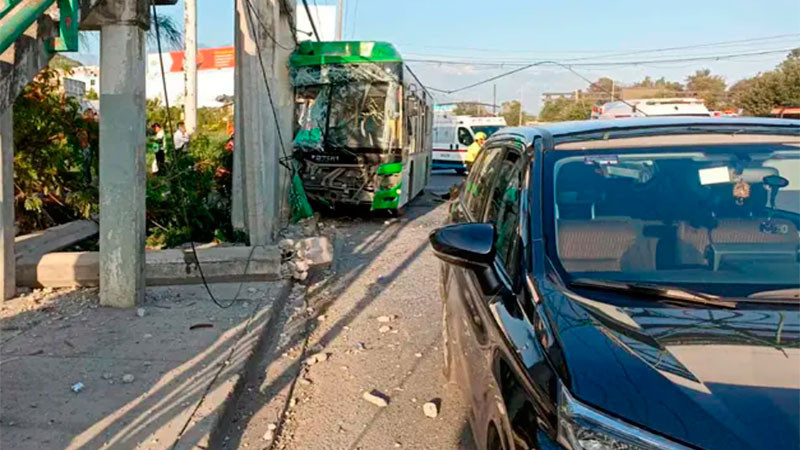 Accidente de camión de pasajeros deja 13 personas lesionadas en Guadalupe, Nuevo León 