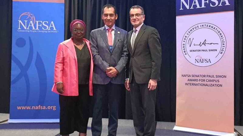 Reconocen a Profesor de la UAG con Premio a la Educación Internacional 