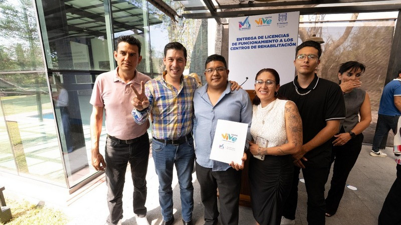 Rodrigo Monsalvo entrega licencias de funcionamiento a Centros de Tratamiento Residencial en Corregidora, Querétaro 