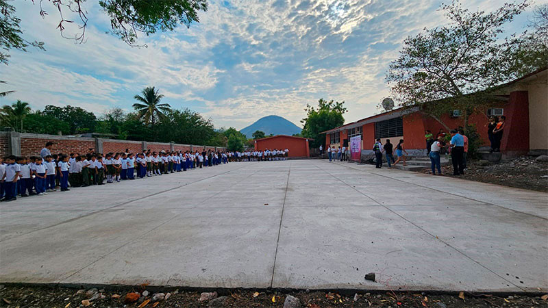 Beneficia Fanny Arreola a 650 alumnos con la construcción de firmes en cuatro escuelas de Apatzingán, Michoacán  