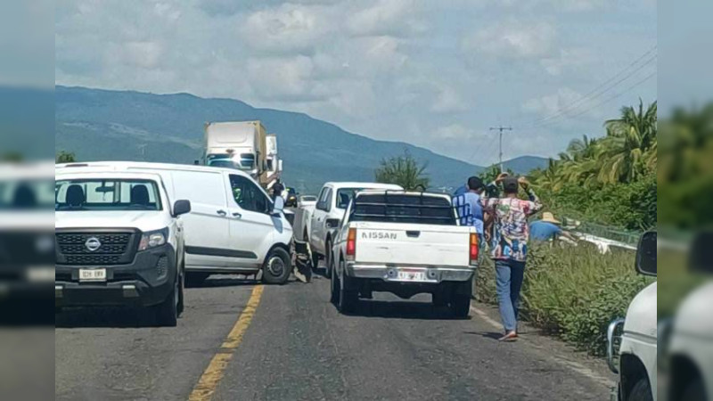 Accidente en la carretera Apatzingán - Cuatro Caminos deja una mujer muerta y a su hijo de 2 años herido 