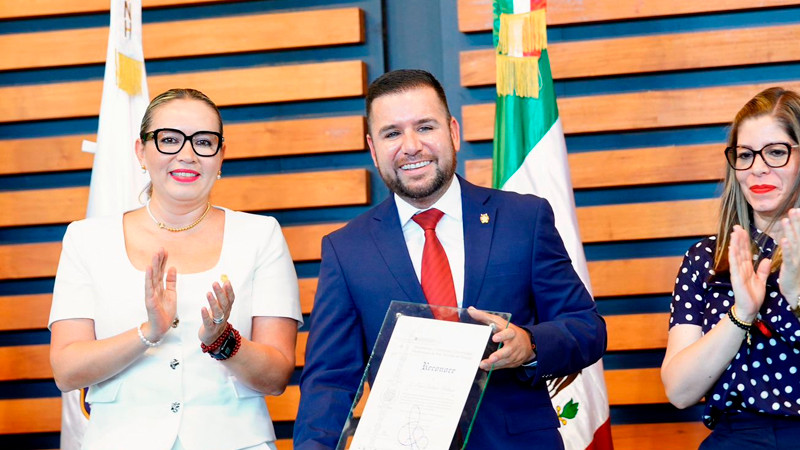 Reyes Galindo recibe reconocimiento de la UMSNH como nicolaita destacado  