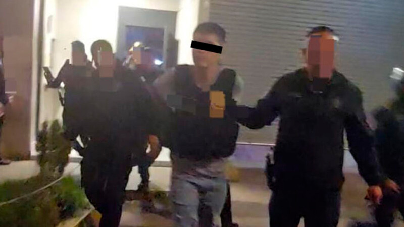 Detienen a joven sospechoso de ataque armado al salir del hospital; familiares tratan de rescatarlo 