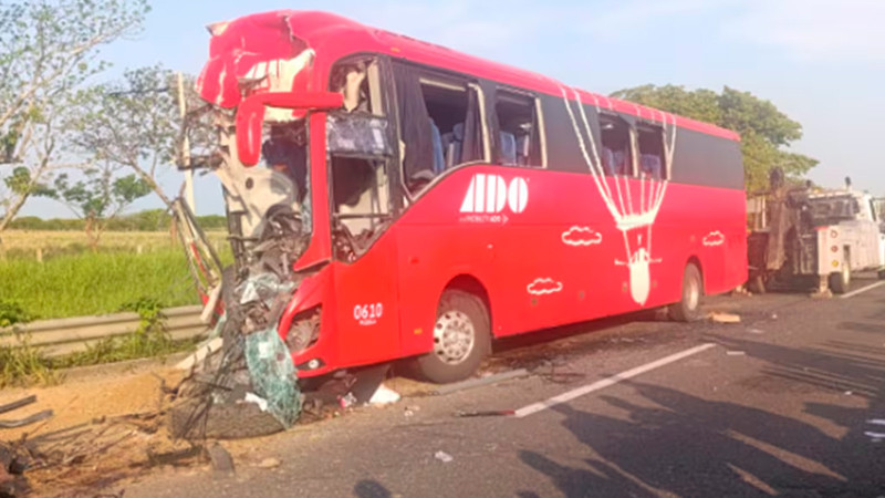 Choque entre autobús de pasajeros y tráiler deja al menos un muerto y 20 heridos, en Veracruz 