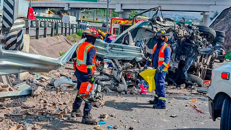 Camión de volteo queda destrozado al volcar en la autopista México-Querétaro  