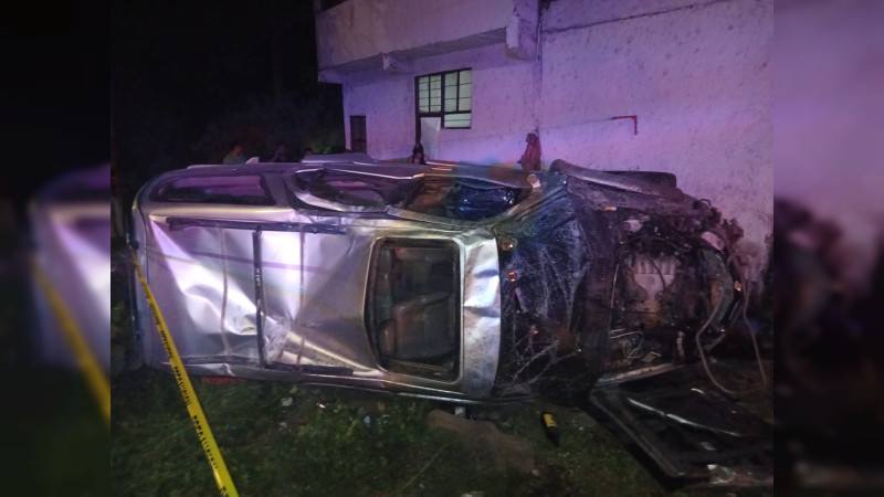 Tres personas mueren y cuatro menores resultan lesionadas tras volcadura en Zitácuaro, Michoacán  