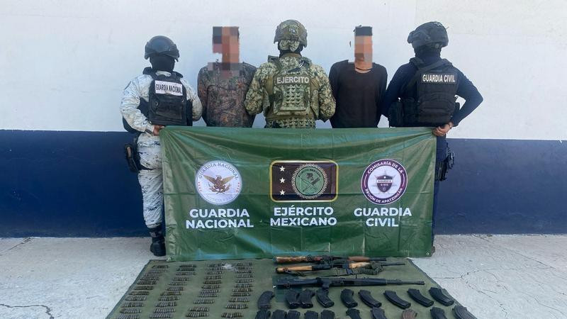 En Parácuaro, Michoacán, detienen a 2 hombres en posesión de armas largas y municiones 