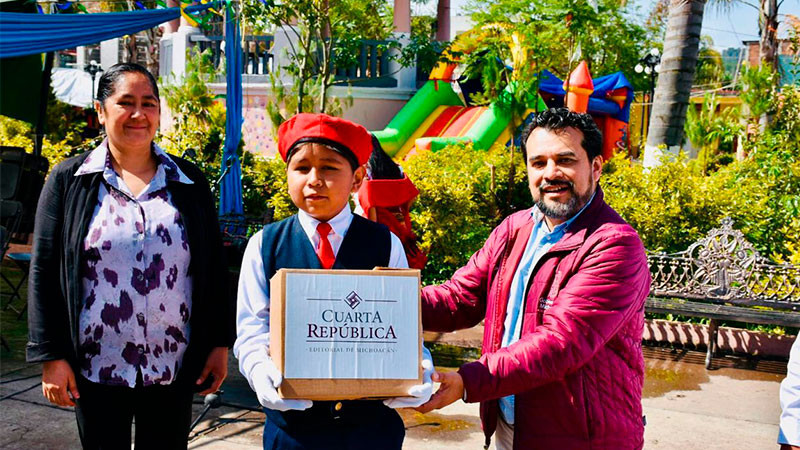 Escuelas de Pamatácuaro reciben bibliotecas de Cuarta República y En Michoacán SEE Lee 