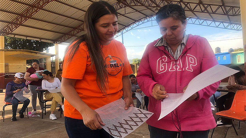 Impulsa Ayuntamiento de Morelos el desarrollo integral de las mujeres a través de clases de manualidades 