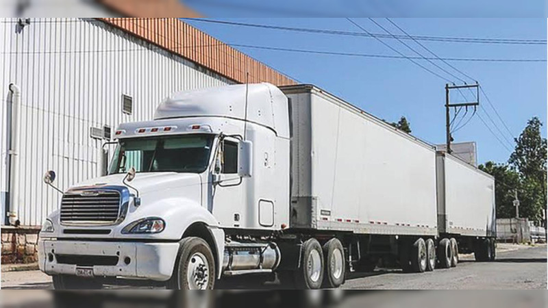 Delincuentes se apoderan de tráiler de doble remolque en asalto en la carretera Morelia - Salamanca, Michoacán: FGR investiga 